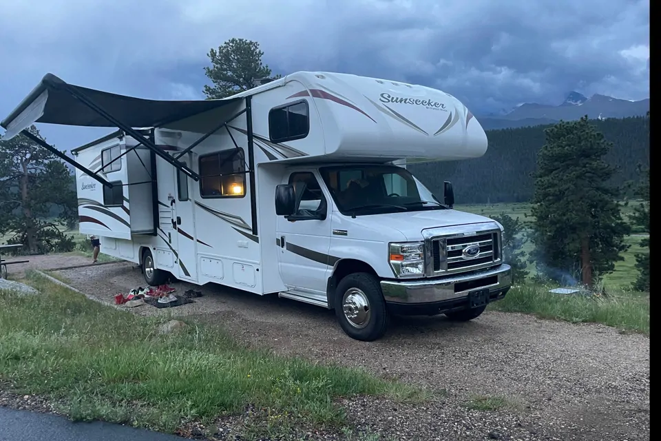 “Bunkhouse 2” for 10 with Rocky Mountain Backyard in Aurora, Colorado