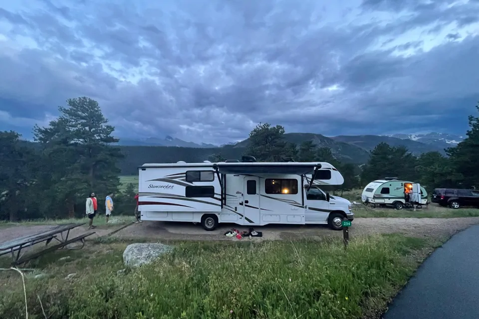 “Bunkhouse 2” for 10 with Rocky Mountain Backyard in Aurora, Colorado