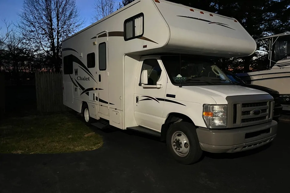 2008 Winnebago Chalet 