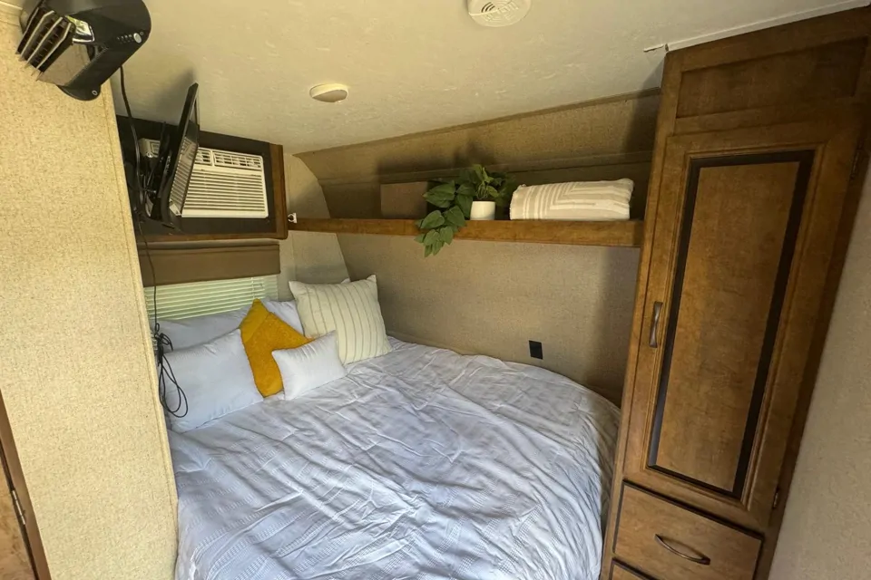 2018 Crossroads Zinger Lite 18RD