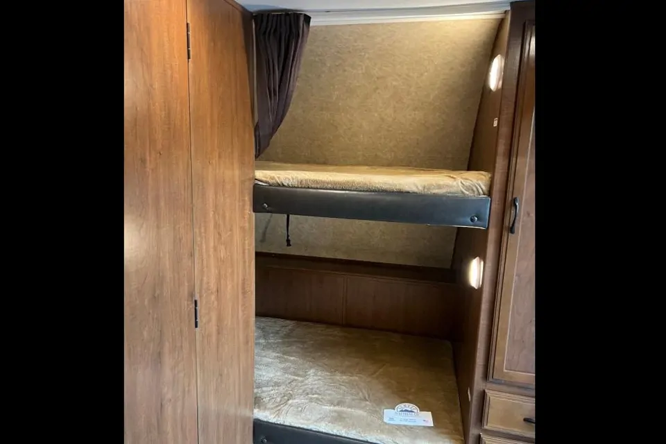 Zee Jayco Jay Feather Travel Trailer in Lakeville, Minnesota