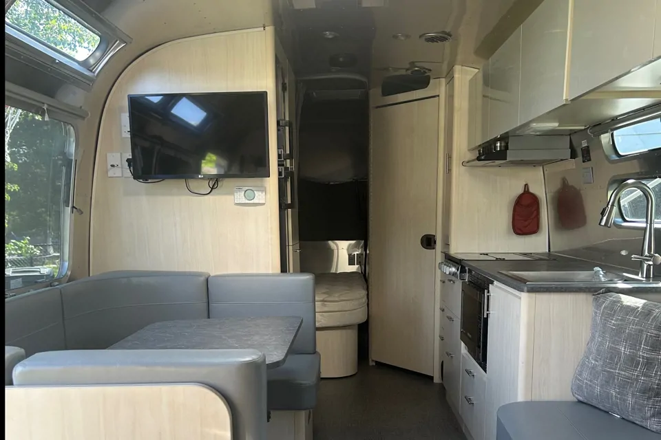 2021 Airstream Flying Cloud 30FB Bunk
