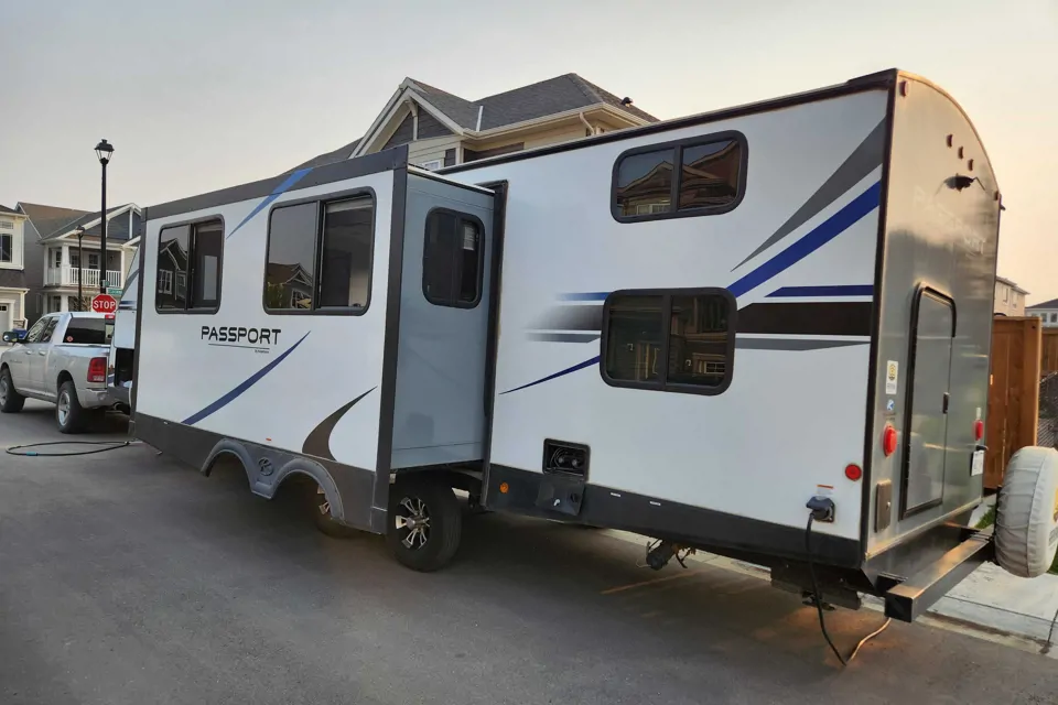 Family Friendly Keystone Passport 2950BH Travel Trailer à Airdrie, Alberta