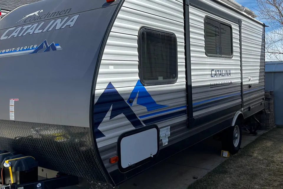 Catalina Comfort: DOC's Summit 184BHS Travel Trailer in Calgary, Alberta