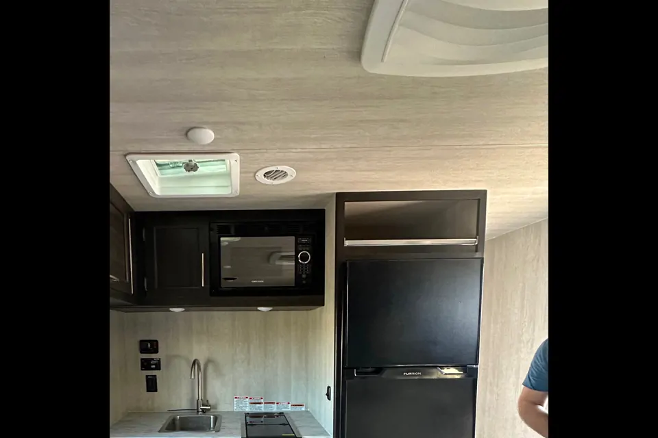 Leon’s 2023 OFF GRID LE GRANDE caravan in Los-Angeles, California