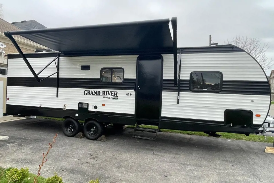 Neighbor's Grand River 270BHSN Northern Edition Travel Trailer à Newcastle, Ontario