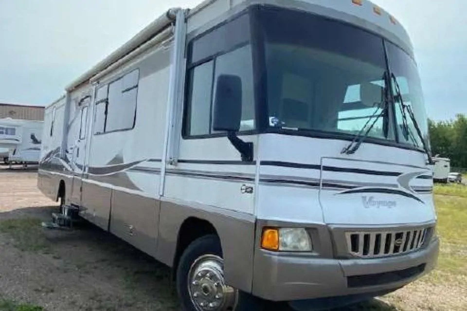 2005 Winnebago Voyage