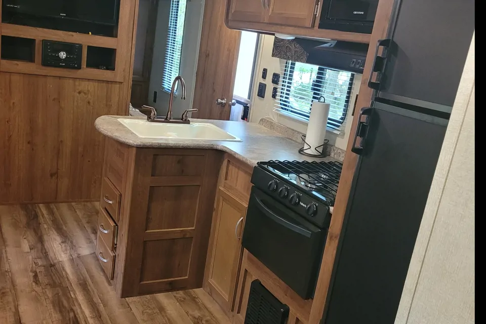 Awesome Gulf Stream OUTDOOR KITCHEN! Sleeps 8! in Paisley, Florida