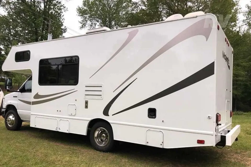 Marty's Thor Majestic 23 ft Class C Motorhome  à Maple-Ridge, British Columbia