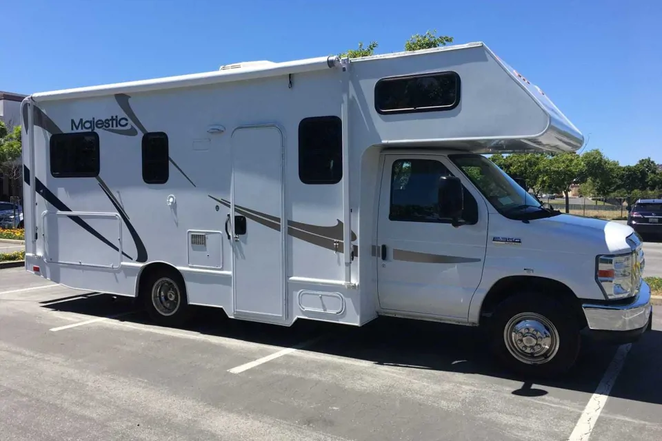 Marty's Thor Majestic 23 ft Class C Motorhome  in Maple-Ridge, British Columbia