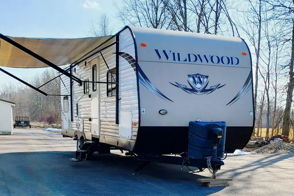 John's Forest River Wildwood 28DBUD Travel Trailer à Chesterland, Ohio