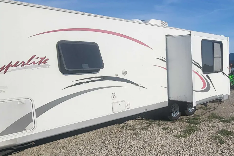 Eric's Frontier Hyperlite Travel Trailer in St-Louis, Missouri