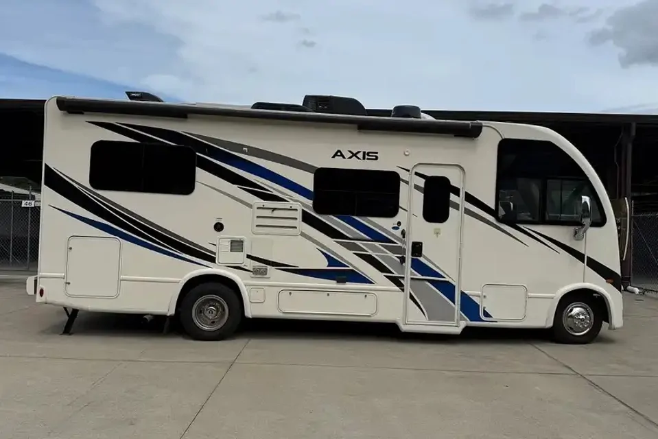 2022 Thor Motor Coach Axis
