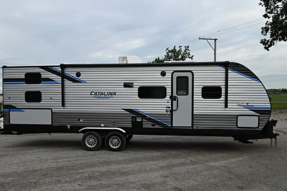 New! Coachmen Catalina Legacy Edition 293QBCK Travel Trailer in Washington, Michigan