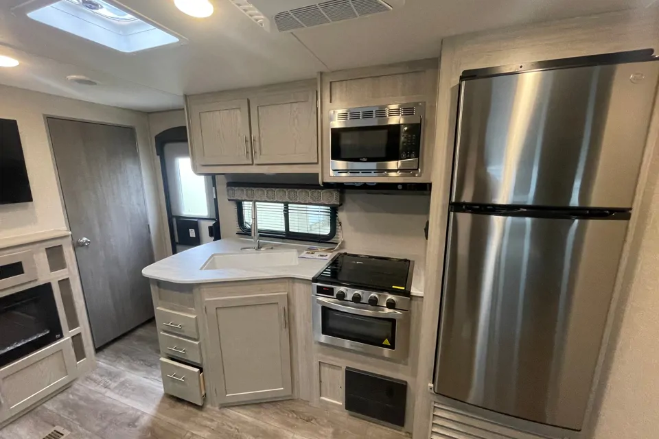 New! Coachmen Catalina Legacy Edition 293QBCK Travel Trailer in Washington, Michigan