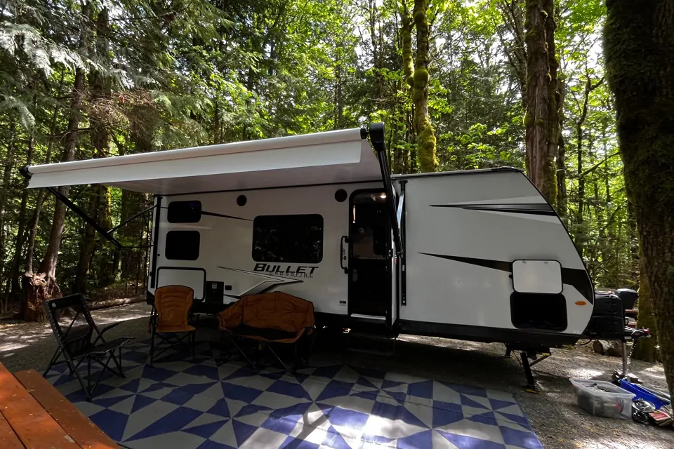 Brand new Keystone 25ft trailer. This is glamping! à Squamish, British Columbia