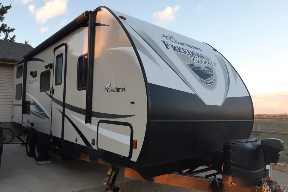 2018 Coachmen Freedom Express 