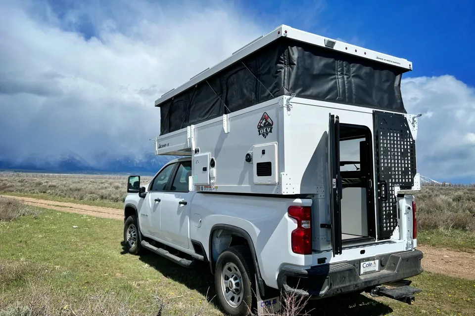 Teton Backcountry's OEV Camp X Truck Camper à Jackson, Wyoming