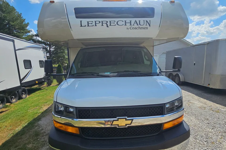 ron 's Coachmen leprachan Class C in Summertown, Tennessee