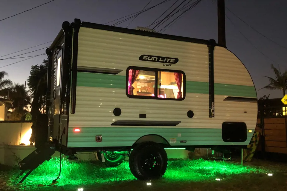 Retro style 4 person 2022 sunlite sport camper in Oxnard, California