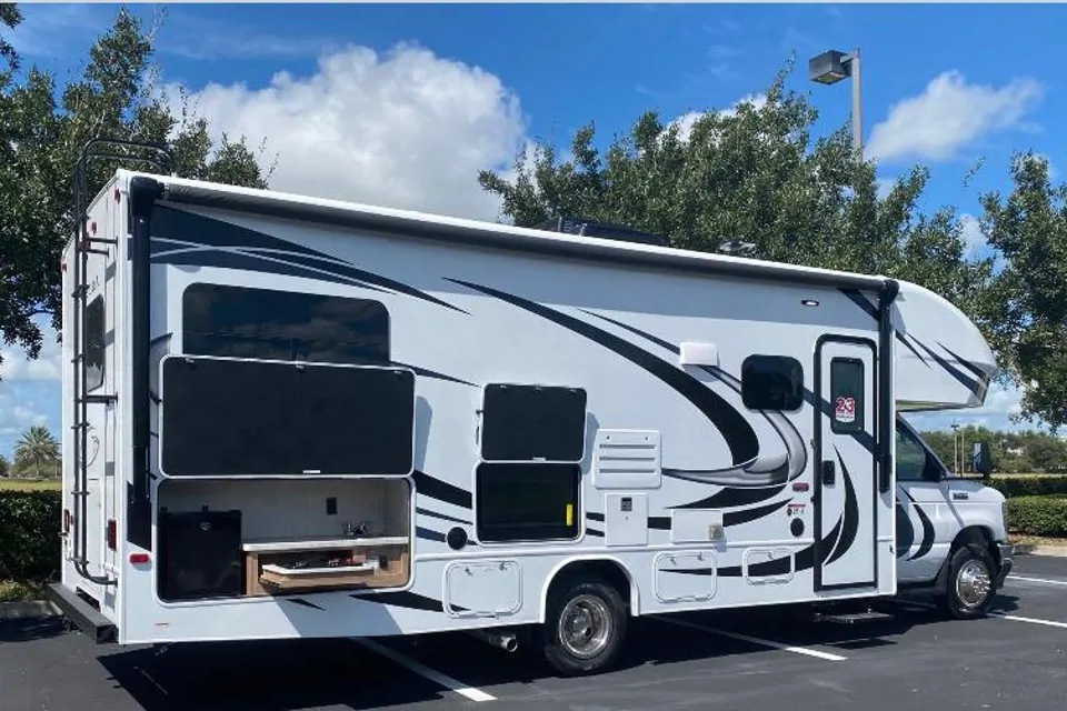25R Entegra Coach ODYSSEY Class C in Vero-Beach, Florida