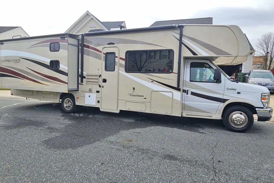 2017 Coachmen Leprechaun 310 bh