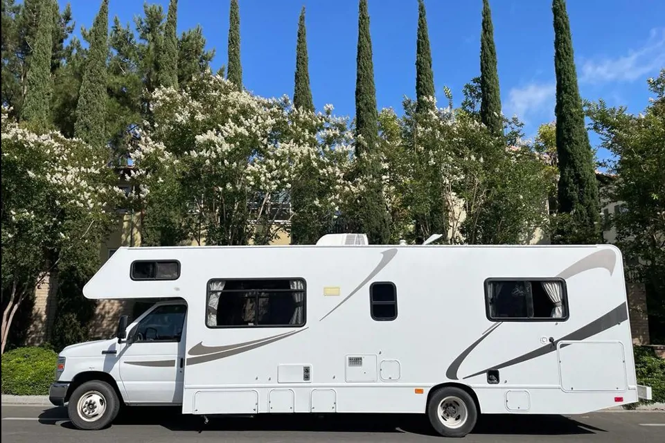 Great RV with 150 miles per day free for 8 people with standard license in Irvine, California