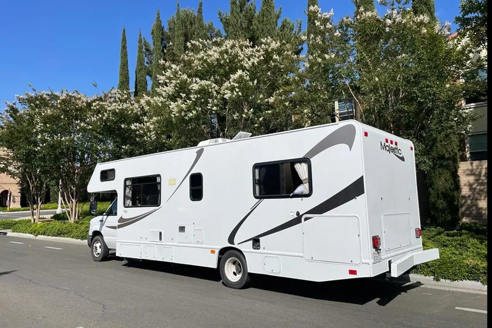 Great RV with 150 miles per day free for 8 people with standard license in Irvine, California