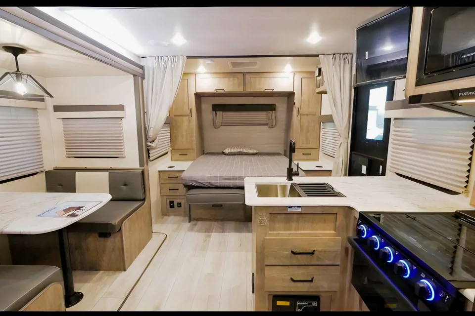 Fam-Damily Ready!  NEW Forest River Surveyor Legend Travel Trailer à Oliver, British Columbia