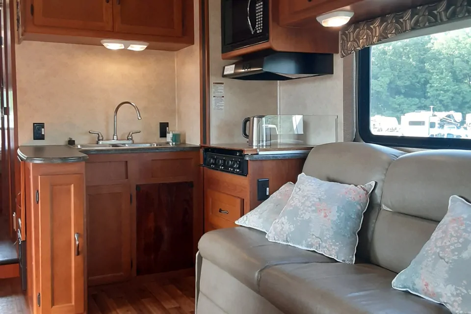 Majestic Coachmen Freelander 32BH Class C in Cincinnati, Ohio