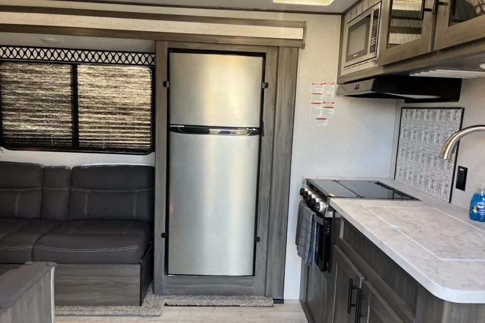 Shasta 25RB Travel Trailer in Rialto, California