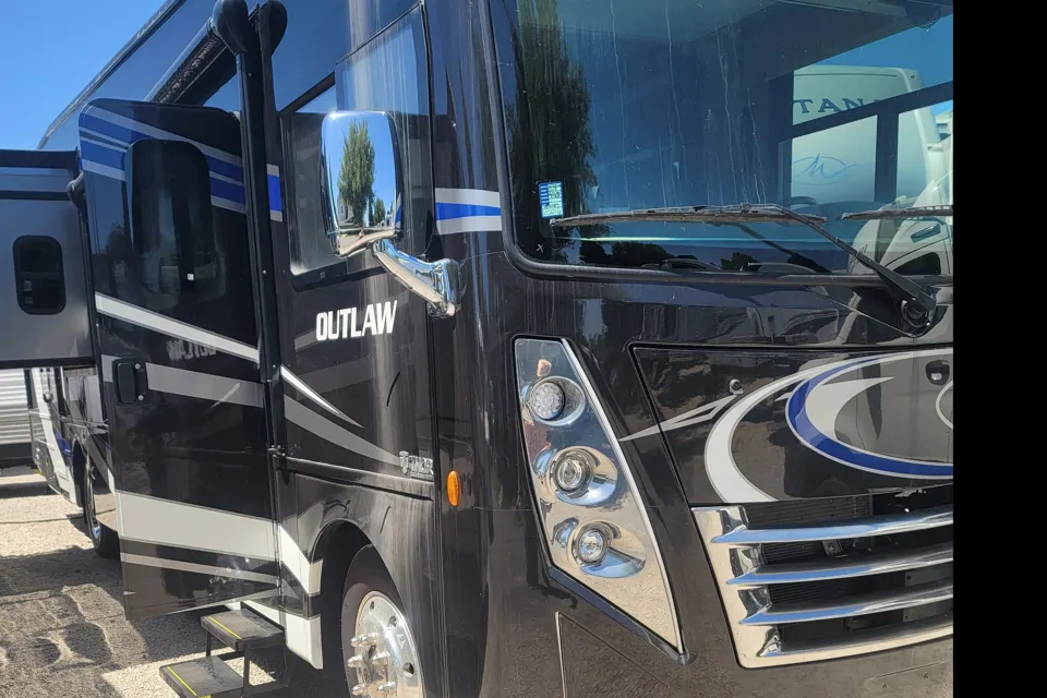 2019 Thor Motor Coach Outlaw