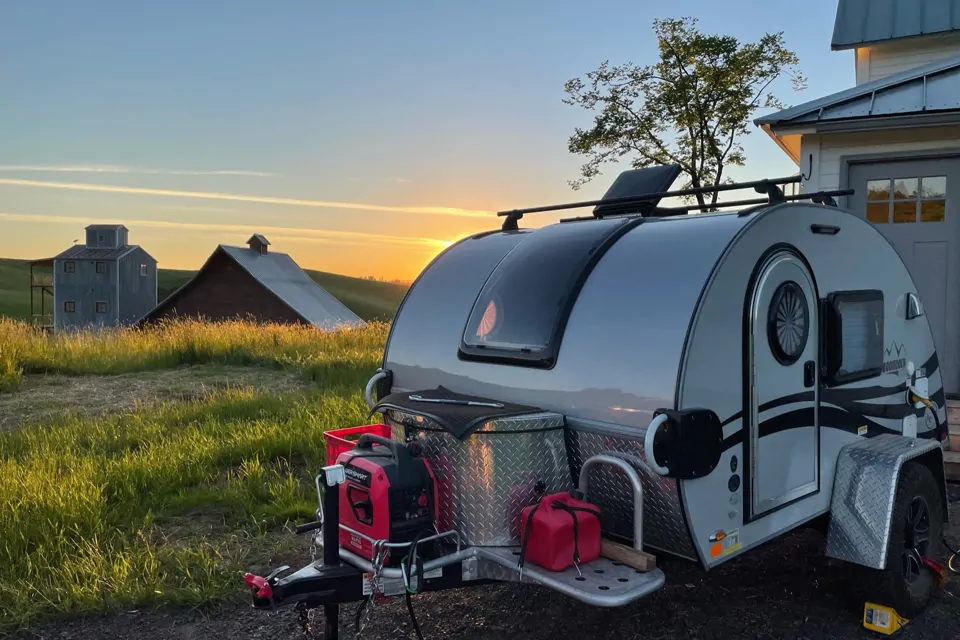 Luxury Teardrop w/ King Bed and Outdoor Kitchen! à Waco, Texas