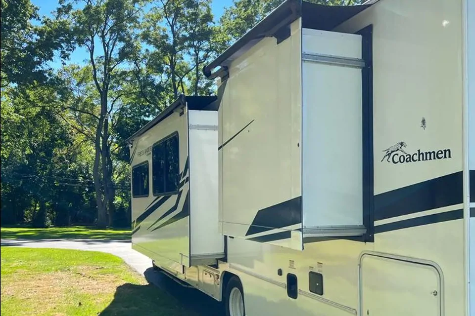 Anthony's Coachmen Freelander Class C in Bloomfield-Hills, Michigan