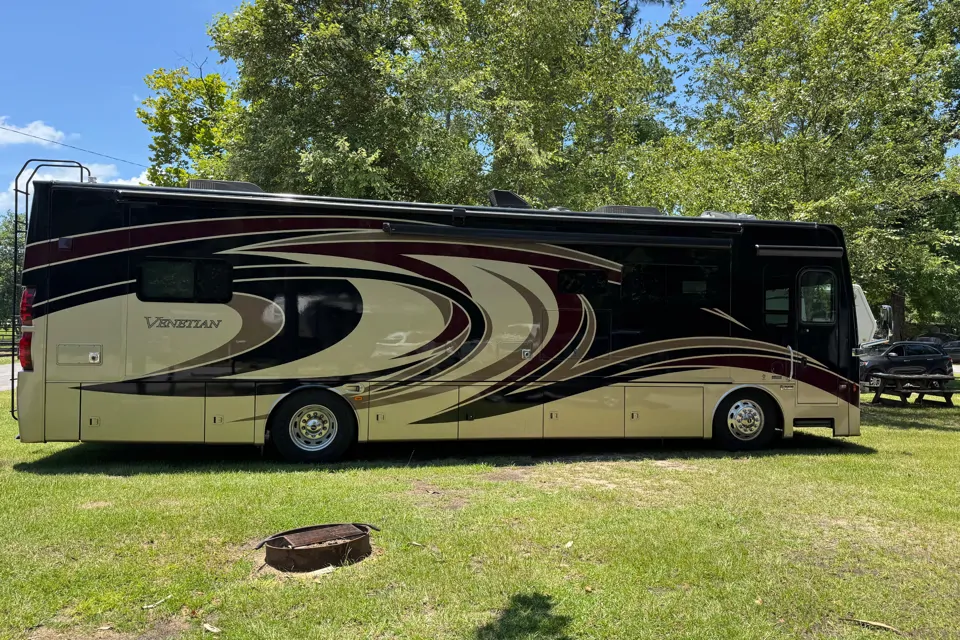 2017 Thor Motor Coach 2017 Venetian Class A Motor coach