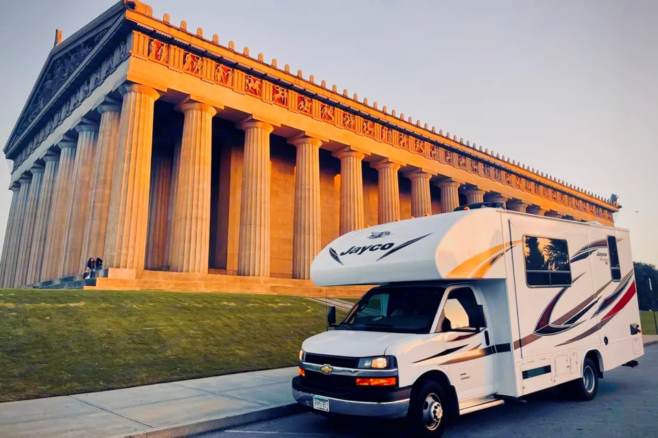 The Rabbit: Sweet NEW luxury Compact Class C RV! Easy and FUN to drive!! in Saint-Paul, Minnesota