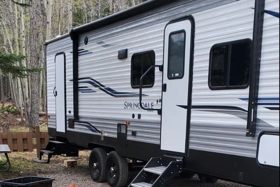 A family's happy camper* free wifi in Calahoo, Alberta