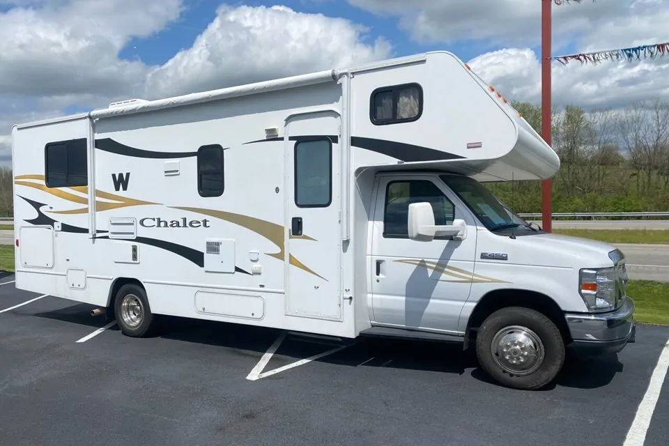 2011 Winnebago Chalet 2011 29TR