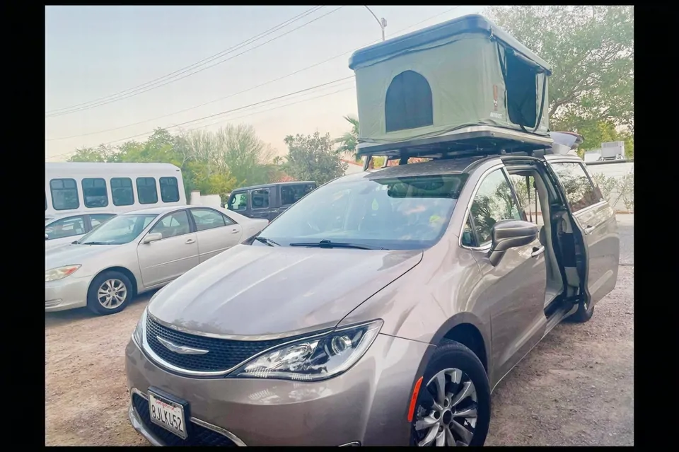 Chrysler Pacifica with Top tent in Las-Vegas, Nevada