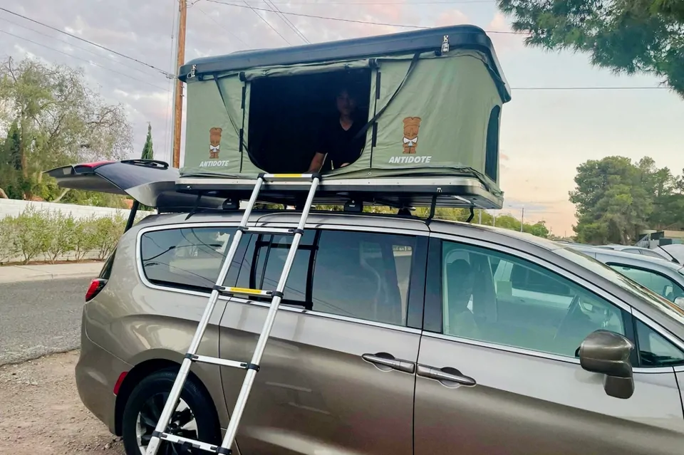 Chrysler Pacifica with Top tent in Las-Vegas, Nevada