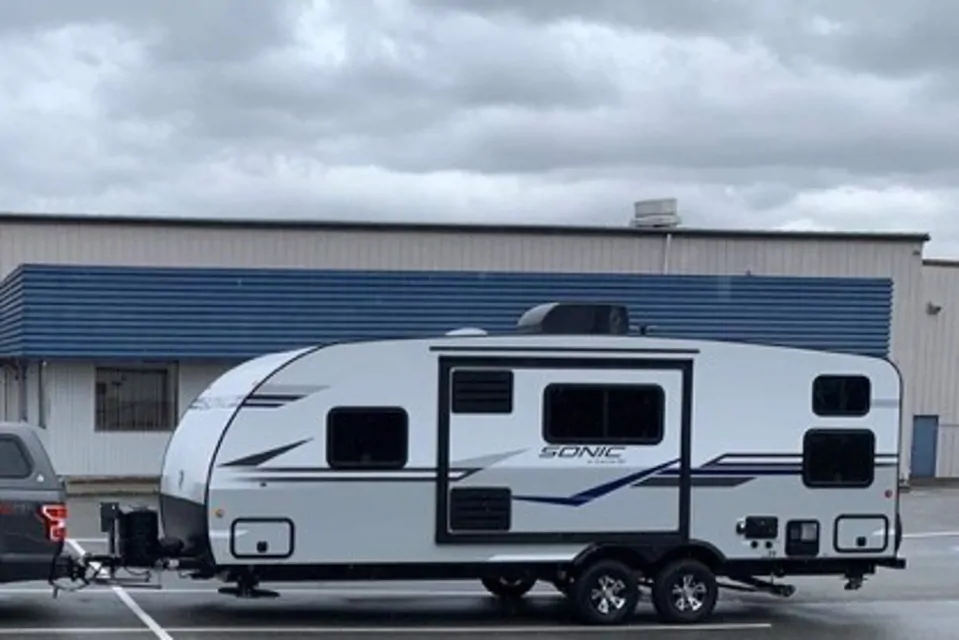 Immaculate Venture Sonic 27ft Travel Trailer in Squamish, British Columbia