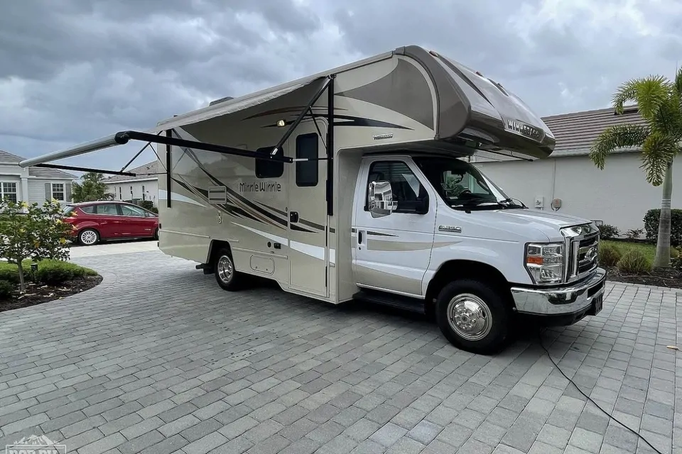 Great Deal - Winnebago Minnie Winnie Class C (Temecula Area) in Wildomar, California