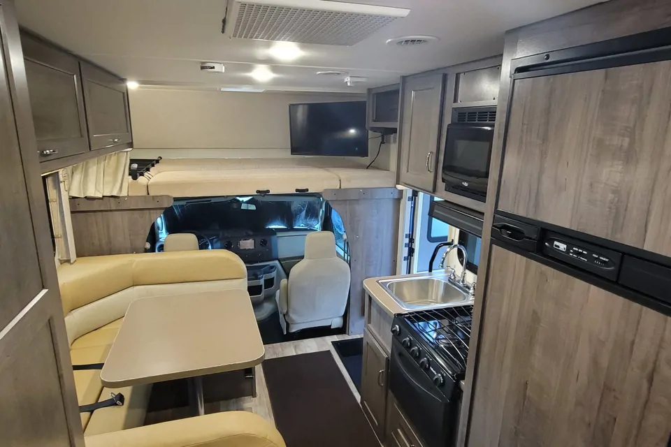 Great Deal - Winnebago Minnie Winnie Class C (Temecula Area) in Wildomar, California