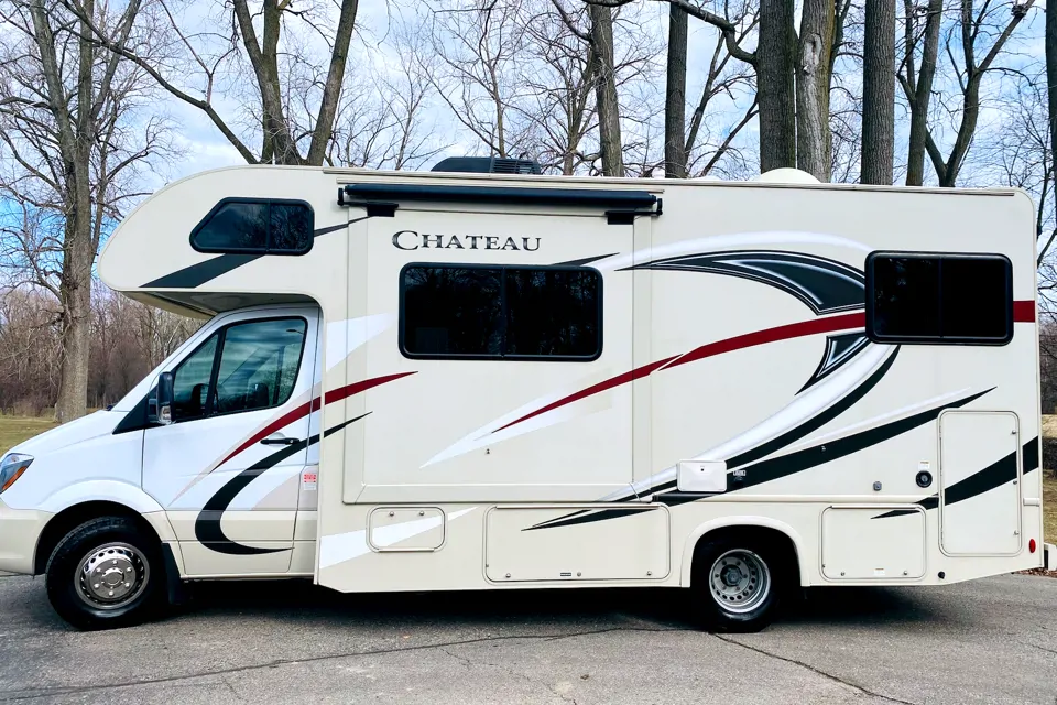 Mercedez-Benz Thor Chateau 24 HL in Troy, Michigan