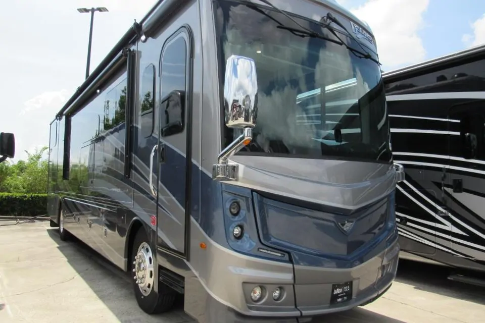 2025 Fleetwood Discovery LXE 40M