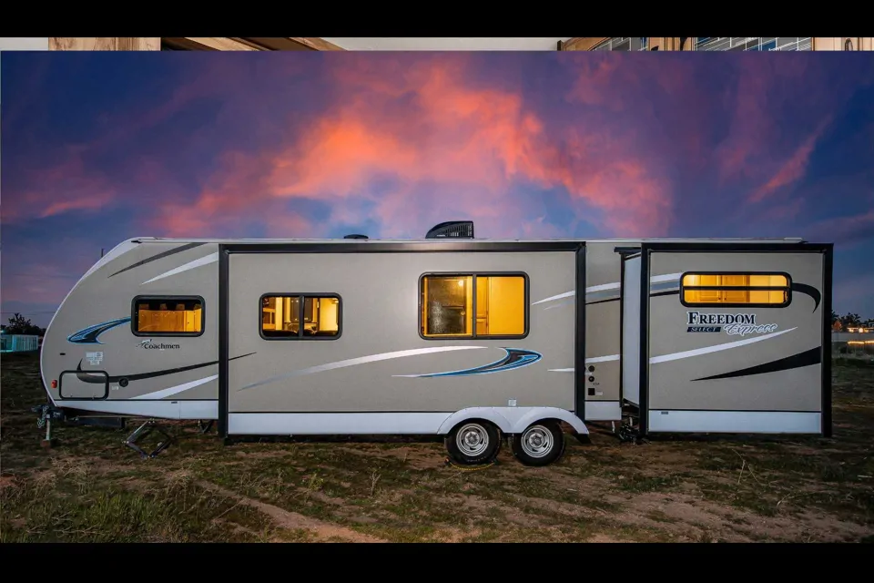 Rv Rentals Way of Life's Coachman RV Freedom Express Select 31SE Travel Trailer LF1 à Hemet, California