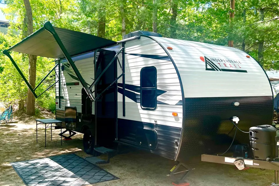 Lucys 2022 Forest River Independence Trail Travel Trailer à Abington, Massachusetts