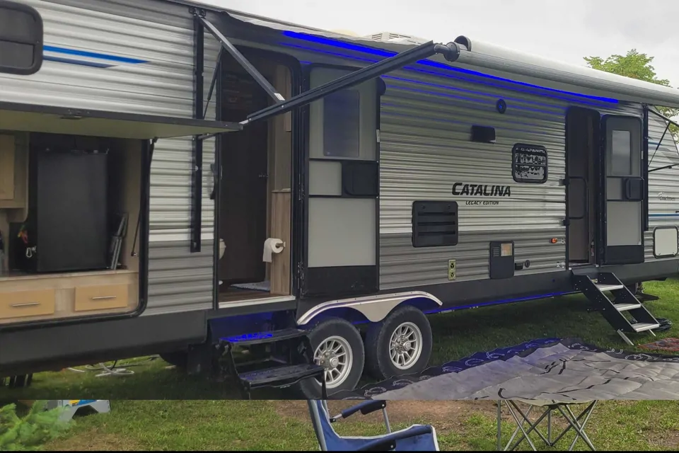 Nathan's Coachmen 32BHDSCK Travel Trailer in Capac, Michigan