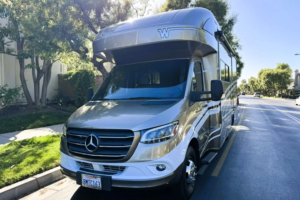 2020 Winnebago Navion 24J