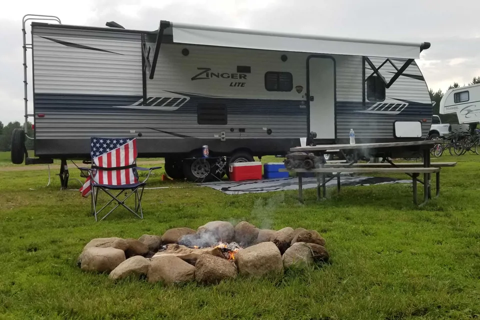 Kenneth's Zinger 270bh Travel Trailer à Kewaunee, Wisconsin